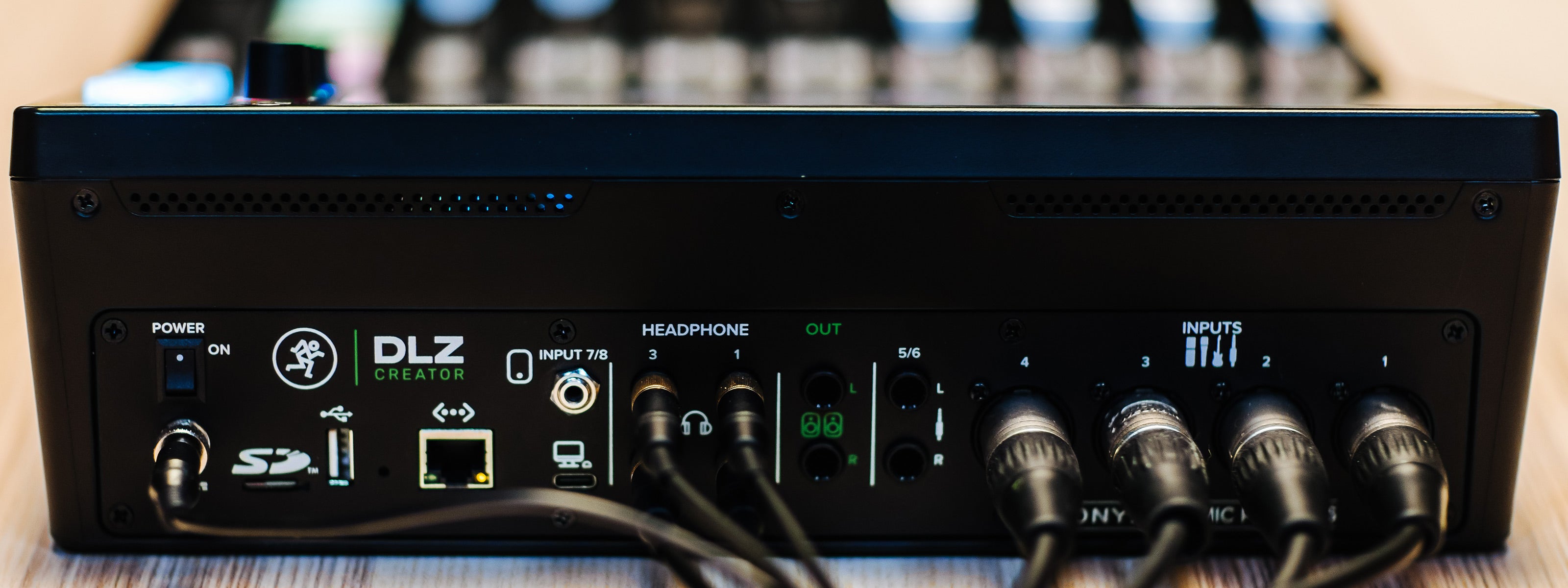 Mackie DLZ CREATOR  Adaptive Digital Mixer for Podcasting and Streaming