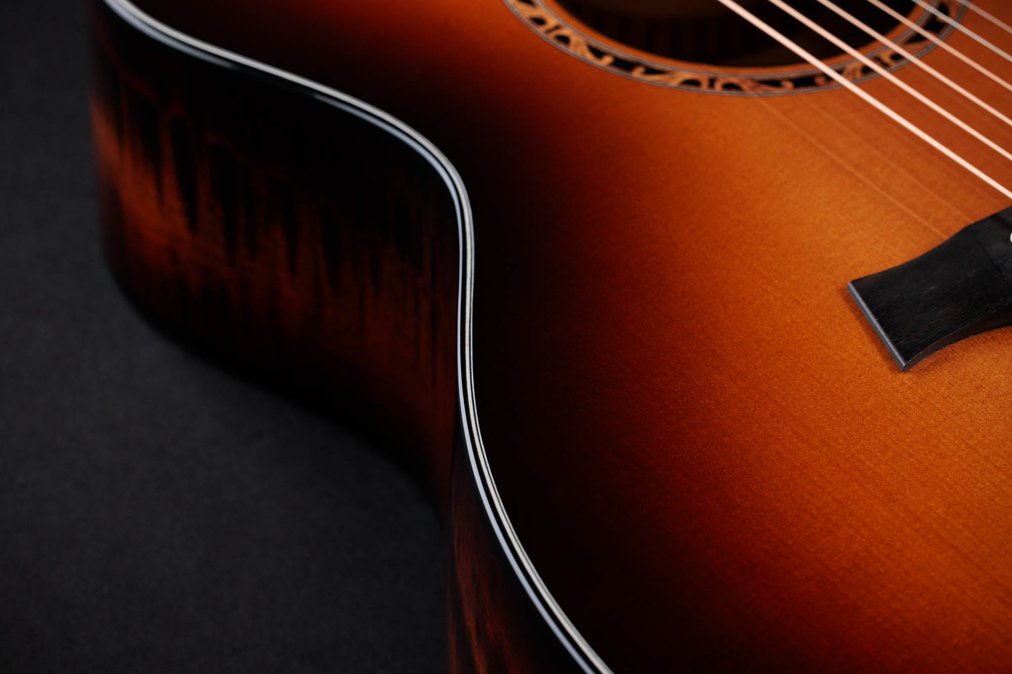 Taylor C14ce B5004 – Grand Auditorium, Torrefied Sitka Spruce/Figured Big Leaf Maple
