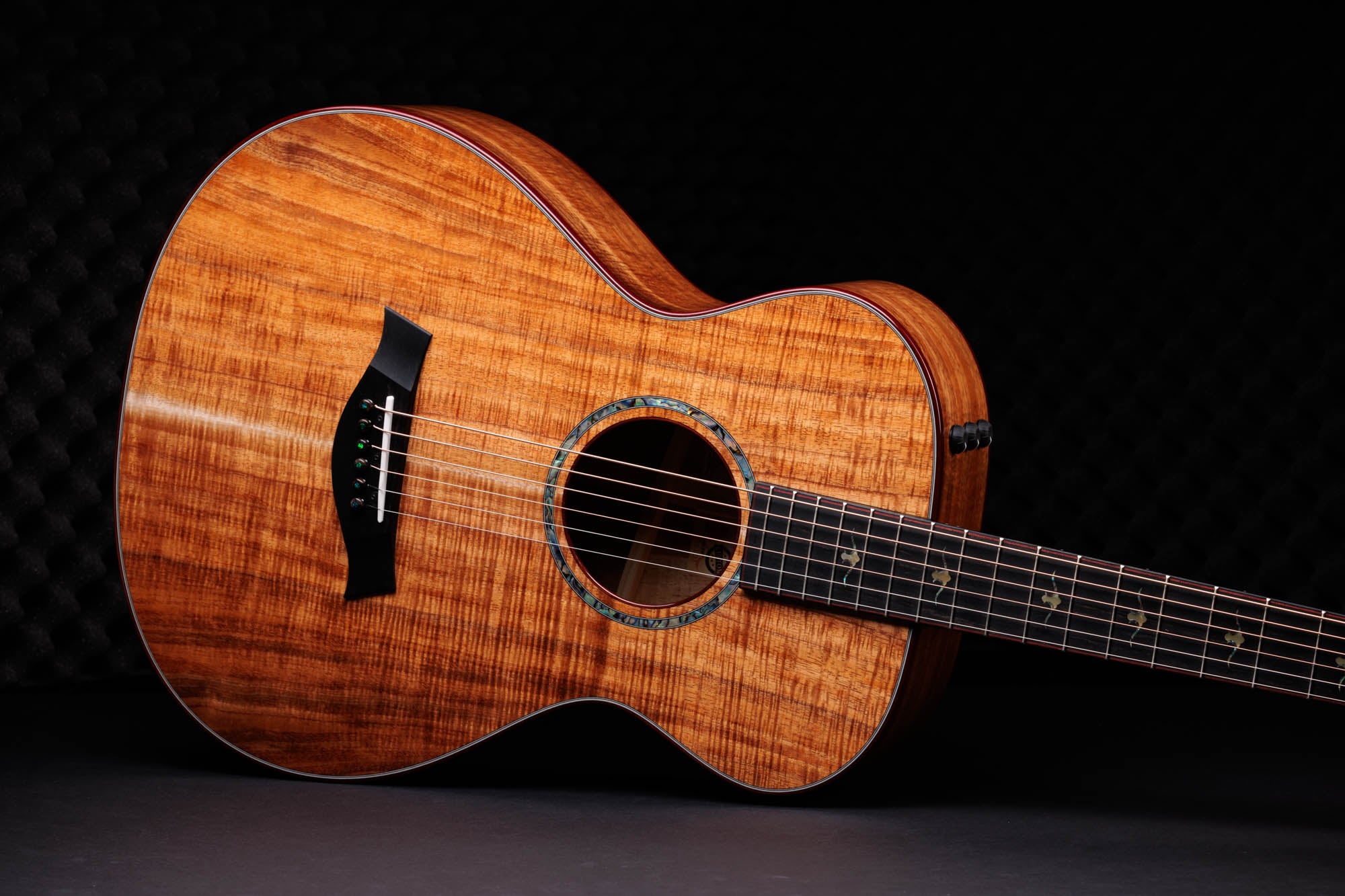Taylor C22e 12-Fret B5040 – Grand Concert, AA-Grade Hawaiian Koa/AA-Grade Hawaiian Koa